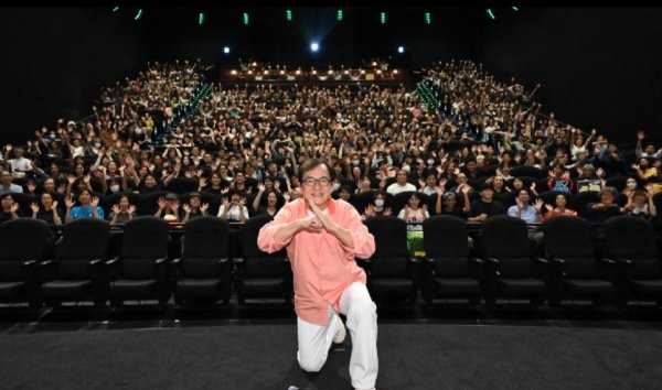 优优配送版 成龙与日本女演员聚餐！紧搂山本未来满面红光，两人27年前曾合作